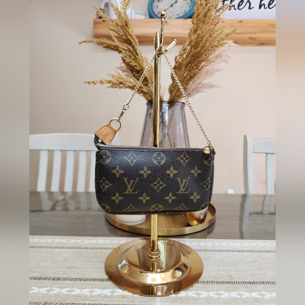 Louis Vuitton
Louis Vuitton Vintage Monogram Canvas Pochette Accessoires